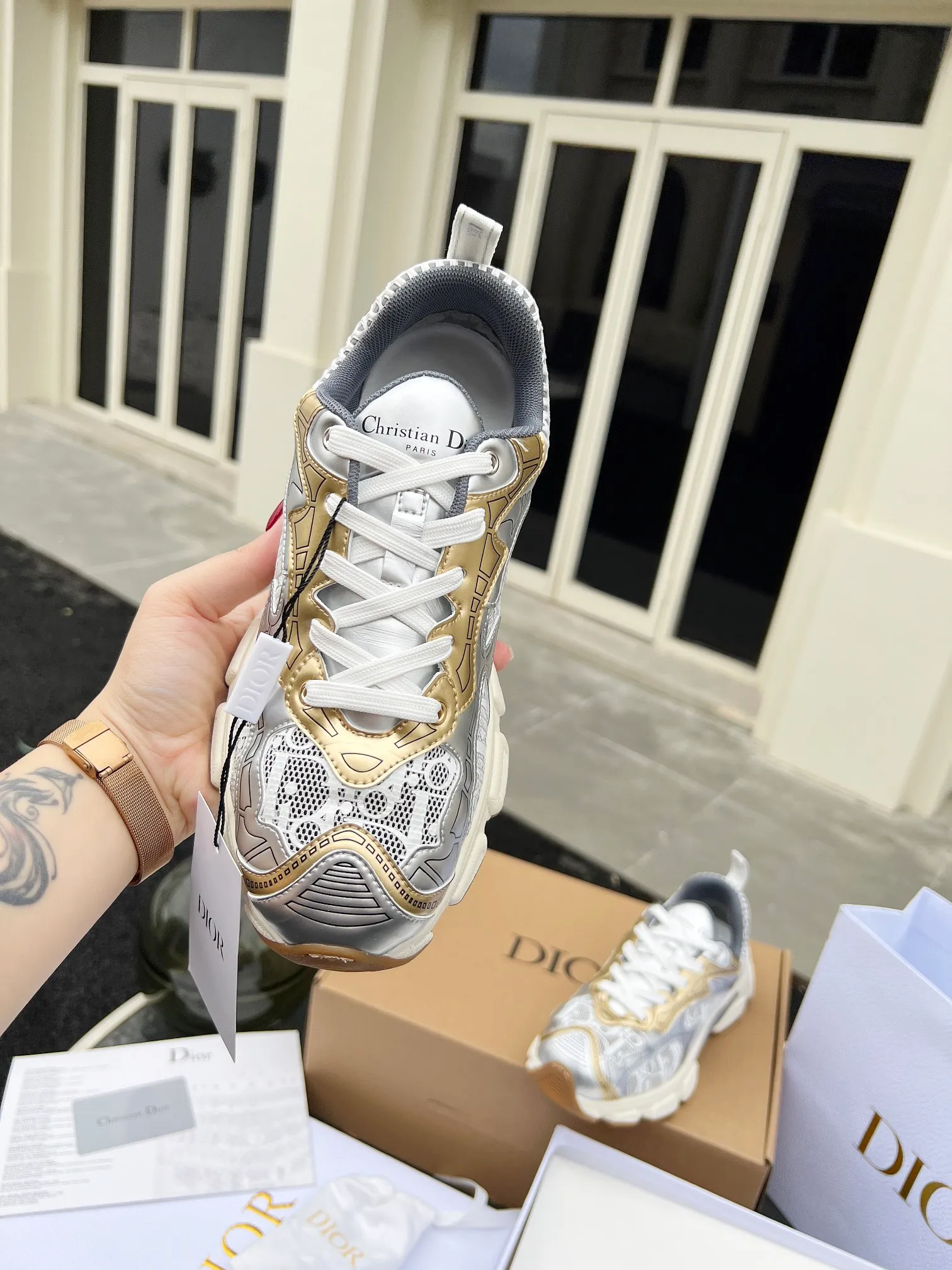 👟👟Ex-factory price 600👟👟 High version couple model🍸 Dior Dior | 2024 ˢˢDilraba, many stars have the same style. L’s 2024 spring and summer new products. The latest popular Chrono series, thick-soled mesh color-blocking running shoes, dad shoes, casual sports shoes series〰 Original purchase, development and production👍🏻This Dior Chrono sneaker is made of white and black mesh fabric with leather effect panels. The CD logo on both sides, the star patch on the tongue and the Dior logo on the heel, many details highlight the style. The two-tone laces, lightweight sole and star embellishment allow for a casual look all year round, complementing a variety of casual or elegant pieces. ♺Upper: Original imported first-layer cowhide + mesh ♺Inner lining: Original customized breathable lining ♺Outsole: Original molded EVA super light and super soft outsole ♺Heel height: 4.5cm ♺Size: Female 35-41 Male 39-45 (Female 40.41 Male 45 customized)